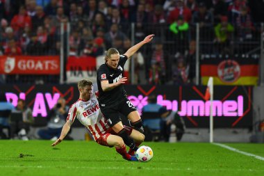 COLOGNE, ALMANY - 4 Kasım 2023: Florian Kainz, Fredrik Jensen, Bundesliga 1 'in futbol maçı. FC Koeln, FC Augsburg 'a karşı Rhein Enerji Stadyumu' nda