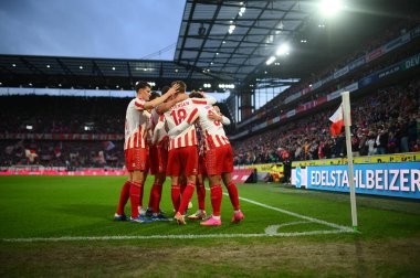 COLOGNE, ALMANY - 4 Kasım 2023: 1 numaralı Bundesliga futbol maçı. FC Koeln, FC Augsburg 'a karşı Rhein Enerji Stadyumu' nda