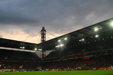 COLOGNE, ALMANY - 4 Kasım 2023: 1 numaralı Bundesliga futbol maçı. FC Koeln, FC Augsburg 'a karşı Rhein Enerji Stadyumu' nda