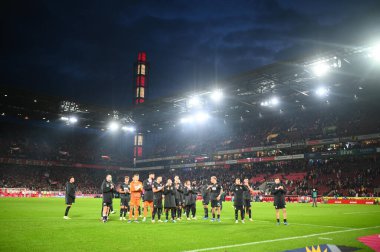 COLOGNE, ALMANY - 4 Kasım 2023 Augsburg takımı, Bundesliga 1 futbol maçı. FC Koeln, FC Augsburg 'a karşı Rhein Enerji Stadyumu' nda