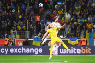 LEVERKUSEN, GERMANY - 20 Kasım 2023: Francesco Acerbi, Artem Dovbyk, UEFA EURO 2024 Futbol karşılaşması Kalifiye Ukrayna, Bayarena 'da İtalya' ya karşı