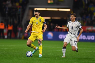 LEVERKUSEN, GERMANY - 20 Kasım 2023: Taras Stepanenko, Nicolo Barella, UEFA EURO 2024 Futbol karşılaşması Kalifiye Ukrayna, Bayarena 'da İtalya' ya karşı