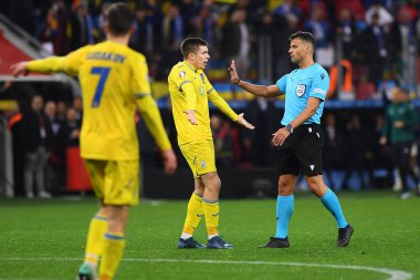 LEVERKUSEN, GERMANY - 20 Kasım 2023: Jesus Gil Manzano ve Oleksandr Pikhalyonok The UEFA EURO 2024 Futbol karşılaşması Ukrayna 'ya karşı Bayarena' da