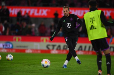 COLOGNE, Almanya - 24 Kasım 2023: Harry Kane, Bundesliga 1 'in futbol maçı. FC Koeln, FC Bayern Münih 'e karşı. Rhein Enerji Stadyumunda