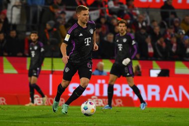 COLOGNE, ALMANY - 24 Kasım 2023: Joshua Kimmich, Bundesliga 1 'in futbol maçı. FC Koeln, FC Bayern Münih 'e karşı. Rhein Enerji Stadyumunda