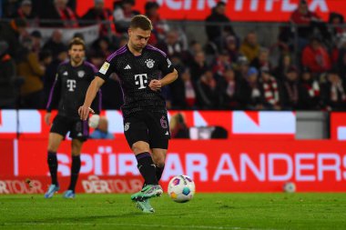 COLOGNE, ALMANY - 24 Kasım 2023: Joshua Kimmich, Bundesliga 1 'in futbol maçı. FC Koeln, FC Bayern Münih 'e karşı. Rhein Enerji Stadyumunda