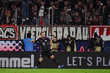COLOGNE, Almanya - 24 Kasım 2023: Harry Kane, Bundesliga 1 'in futbol maçı. FC Koeln, FC Bayern Münih 'e karşı. Rhein Enerji Stadyumunda