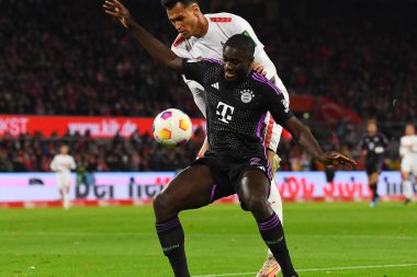 COLOGNE, Almanya - 24 Kasım 2023: Dayot Upamecano, Davie Selke, Bundesliga 1 'in futbol maçı. FC Koeln, FC Bayern Münih 'e karşı. Rhein Enerji Stadyumunda