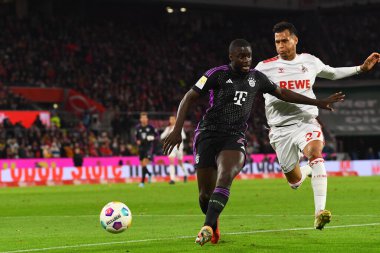 COLOGNE, Almanya - 24 Kasım 2023: Dayot Upamecano, Davie Selke, Bundesliga 1 'in futbol maçı. FC Koeln, FC Bayern Münih 'e karşı. Rhein Enerji Stadyumunda