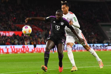 COLOGNE, Almanya - 24 Kasım 2023: Dayot Upamecano, Davie Selke, Bundesliga 1 'in futbol maçı. FC Koeln, FC Bayern Münih 'e karşı. Rhein Enerji Stadyumunda