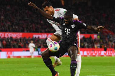 COLOGNE, Almanya - 24 Kasım 2023: Dayot Upamecano, Davie Selke, Bundesliga 1 'in futbol maçı. FC Koeln, FC Bayern Münih 'e karşı. Rhein Enerji Stadyumunda
