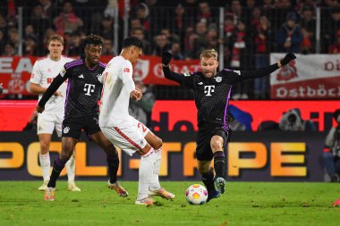 COLOGNE, Almanya - 24 Kasım 2023: Konrad Laimer, Davie Selke, Kingsley Coman, Bundesliga 1 'in futbol maçı. FC Koeln, FC Bayern Münih 'e karşı. Rhein Enerji Stadyumunda