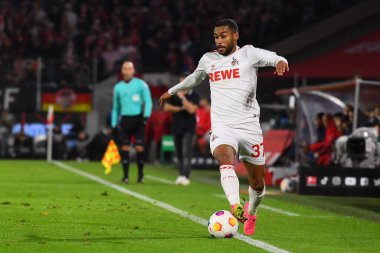 COLOGNE, ALMANY - 24 Kasım 2023: Linton Maina, Bundesliga 1 'in futbol maçı. FC Koeln, FC Bayern Münih 'e karşı. Rhein Enerji Stadyumunda