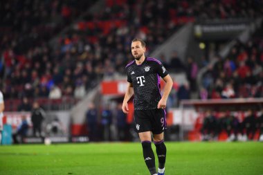 COLOGNE, Almanya - 24 Kasım 2023: Harry Kane, Bundesliga 1 'in futbol maçı. FC Koeln, FC Bayern Münih 'e karşı. Rhein Enerji Stadyumunda