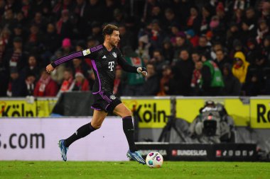 KOLOGNE, GERMANY - 24 Kasım 2023: Leon Goretzka, Bundesliga 1 'in futbol maçı. FC Koeln, FC Bayern Münih 'e karşı. Rhein Enerji Stadyumunda