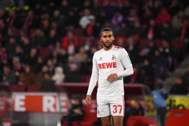 COLOGNE, ALMANY - 24 Kasım 2023: Linton Maina, Bundesliga 1 'in futbol maçı. FC Koeln, FC Bayern Münih 'e karşı. Rhein Enerji Stadyumunda