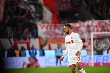 COLOGNE, ALMANY - 24 Kasım 2023: Linton Maina, Bundesliga 1 'in futbol maçı. FC Koeln, FC Bayern Münih 'e karşı. Rhein Enerji Stadyumunda