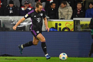 COLOGNE, Almanya - 24 Kasım 2023: Harry Kane, Bundesliga 1 'in futbol maçı. FC Koeln, FC Bayern Münih 'e karşı. Rhein Enerji Stadyumunda