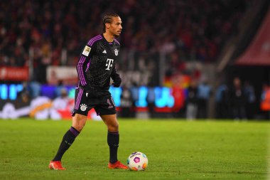 KOLOGNE, ALMANY - 24 Kasım 2023: Leroy Sane, Bundesliga 1 futbol maçı. FC Koeln, FC Bayern Münih 'e karşı. Rhein Enerji Stadyumunda