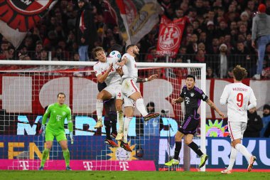 COLOGNE, ALMANY - 24 Kasım 2023: Timo Huebers, Julian Chabot, Bundesliga 1 'in futbol maçı. FC Koeln, FC Bayern Münih 'e karşı. Rhein Enerji Stadyumunda