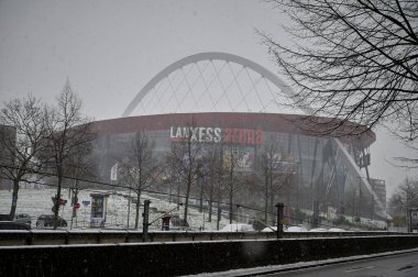 COLOGNE, ALMANY - 4 ARALIK, 2023: Karlı bir şehirde Lanxess Arena