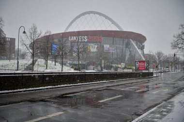 COLOGNE, ALMANY - 4 ARALIK, 2023: Karlı bir şehirde Lanxess Arena