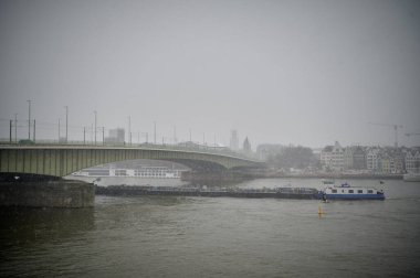 COLOGNE, GERMANY - 4 ARALIK 2023: Rhine Nehri ve Deutz Köprüsü Şehirde kar yağışı sırasında gökyüzüne karşı 