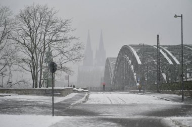COLOGNE, GERMANY - 4 Aralık 2023: Hohenzollern Köprüsü, Köln Katedrali