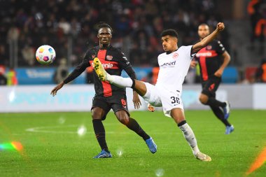 LEVERKUSEN, GERMANY - 17 ARALIK, 2023: Odilon Kossounou, Ansgar Knauff, Bundesliga maçı Bayer 04 Leverkusen-Eintracht Frankfurt maçı Bayena 'da