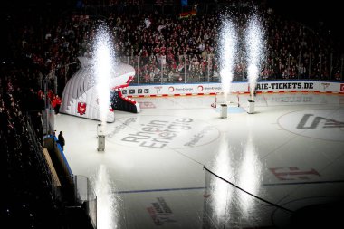 COLOGNE, ALMANY - 5 HAZİRAN, 2024: Penny DEL Koelner Haie 'nin hokey maçı - Lanxess Arena' da Red Bull Muenchen