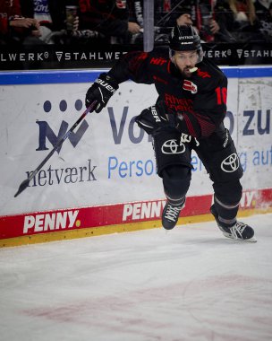 COLOGNE, ALMANY - 5 HAZİRAN, 2024 Jason Bast, Penny DEL Koelner Haie Hokey maçı - Lanxess Arena 'da Red Bull Muenchen