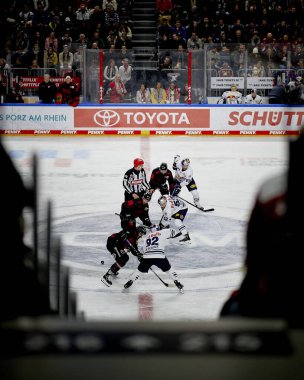 COLOGNE, ALMANY - 5 HAZİRAN, 2024: Penny DEL Koelner Haie 'nin hokey maçı - Lanxess Arena' da Red Bull Muenchen