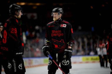 COLOGNE, GERMANY - 5 HAZİRAN, 2024: Stanislav Dietz, Andrej Sustr, Penny DEL Koelner Haie Hokey maçı - Lanxess Arena 'da Red Bull Muenchen