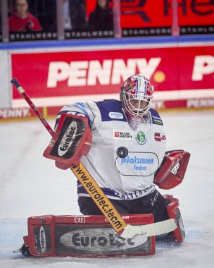COLOGNE, ALMANY - 2 HAZİRAN, 2024: Penny DEL Koelner Haie 'nin hokey maçı - Lanxess Arena' da Iserlohn Roosters