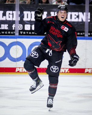 COLOGNE, GERMANY - 2 HAZİRAN 2024 Justin Schuetz, Penny DeL Koelner Haie Hokey maçı - Lanxess Arena 'da Iserlohn Roosters