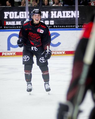 COLOGNE, GERMANY - 2 HAZİRAN 2024 Justin Schuetz, Penny DeL Koelner Haie Hokey maçı - Lanxess Arena 'da Iserlohn Roosters