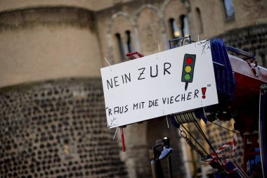 COLOGNE, GERMANY - 8 HAZİRAN, 2024: Köln 'deki Tarım Sanayii' nin haklarını protesto etmek amacıyla şehir merkezindeki traktörlerin fotoğrafı