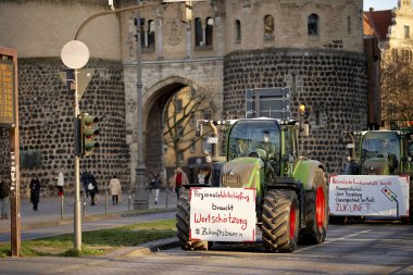 COLOGNE, GERMANY - 8 HAZİRAN, 2024: Köln 'deki Tarım Sanayii' nin haklarını protesto etmek amacıyla şehir merkezindeki traktörlerin fotoğrafı