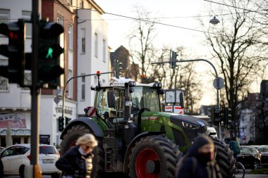 COLOGNE, GERMANY - 8 HAZİRAN, 2024: Köln 'deki Tarım Sanayii' nin haklarını protesto etmek amacıyla şehir merkezindeki traktörlerin fotoğrafı