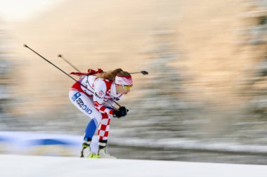 RUHPOLDING, ALMANY - 12 HAZİRAN, 2024: KOZİKA Anika, Kadınlar Koşu. Ruhpolding Biathlon Dünya Kupası 2024 Chiemgau Arena 'da