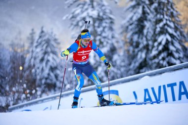 RUHPOLDING, ALMANY - 13 HAZİRAN, 2024: LESIUK Taras UKR, STROEMSHEIM Endre, Men sprint. Ruhpolding Biathlon Dünya Kupası 2024 Chiemgau Arena 'da
