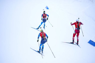 RUHPOLDING, Almanya - 13 HAZİRAN, 2024: LESIUK Taras UKR, MANDZYN Vitalii UKR, EDER Simon AUT, Men sprint. Ruhpolding Biathlon Dünya Kupası 2024 Chiemgau Arena 'da