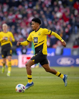 COLOGNE, GERMANY - 20 HAZİRAN 2024: Ian Maatsen kontrol topu Bundesliga 1.FC Koeln Borussia Dortmund 'a karşı Rhein Energie Stadion' da oynanan futbol maçı sırasında