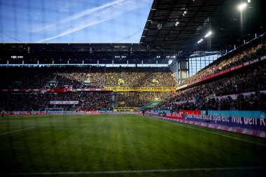 COLOGNE, Almanya - 20 HAZİRAN, 2024: hayran desteği. Bundesliga 1.FC Koeln, Borussia Dortmund 'a karşı Rhein Energie Stadion' da oynanan futbol maçı.
