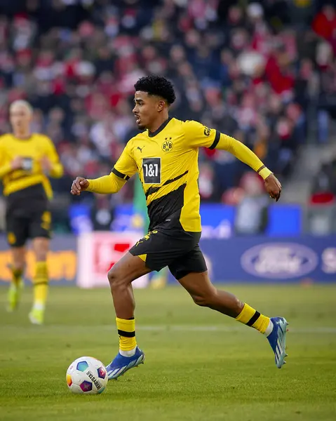 COLOGNE, GERMANY - 20 HAZİRAN 2024: Ian Maatsen kontrol topu Bundesliga 1.FC Koeln Borussia Dortmund 'a karşı Rhein Energie Stadion' da oynanan futbol maçı sırasında