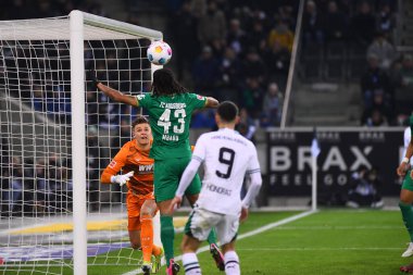 MOENCHENGLADBACH, GERMANY - 21 HAZİRAN 2024: Kevin Mbabu, Finn Dahmen, Bundesliga Borussia Moenchengladbach FC Augsburg 'a karşı Borussia Park' ta futbol maçı
