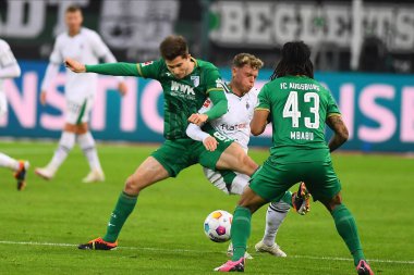MOENCHENGLADBACH, ALMANY - 21 HAZİRAN, 2024: Elvis Rexhbecaj. Robin Hack, Borussia Borussia Moenchengladbach futbol maçı Borussia Park 'ta FC Augsburg' a karşı.