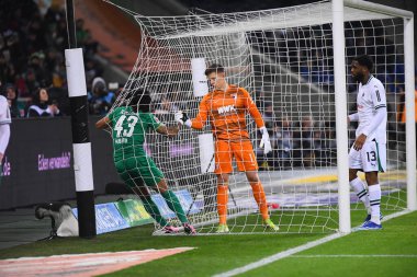 MOENCHENGLADBACH, GERMANY - 21 HAZİRAN 2024: Kevin Mbabu, Finn Dahmen, Bundesliga Borussia Moenchengladbach FC Augsburg 'a karşı Borussia Park' ta futbol maçı