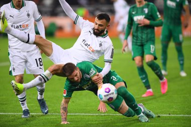 MOENCHENGLADBACH, GERMANY - 21 HAZİRAN 2024: Mads Pedersen, Franck Honorat, Bundesliga Borussia Moenchengladbach FC Augsburg 'a karşı Borussia Park' ta oynanan futbol maçı