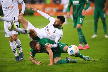 MOENCHENGLADBACH, GERMANY - 21 HAZİRAN 2024: Mads Pedersen, Franck Honorat, Bundesliga Borussia Moenchengladbach FC Augsburg 'a karşı Borussia Park' ta oynanan futbol maçı